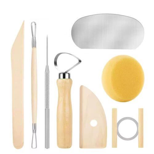 stecca, miretta, punteruolo, strumento da intaglio, spatol in legno, spatola in metallo, spugnetta e filo per tagliare l'argilla