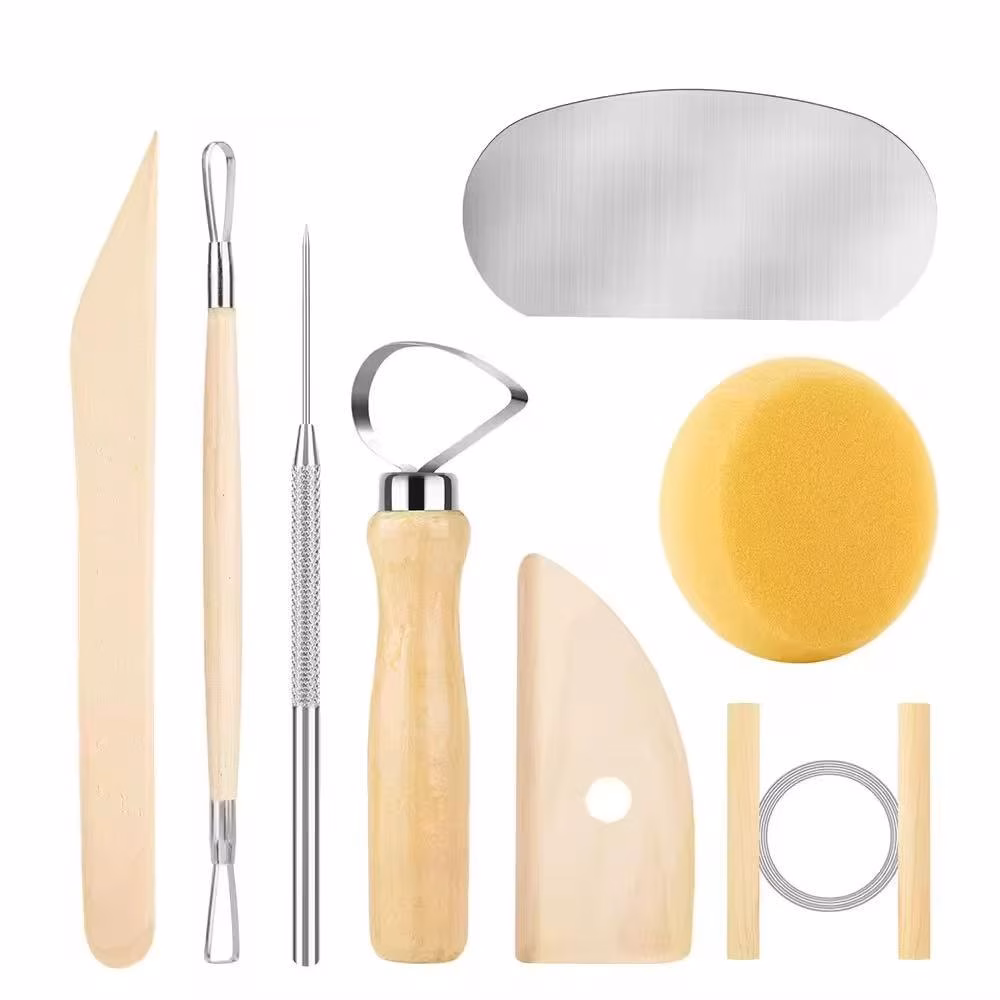 stecca, miretta, punteruolo, strumento da intaglio, spatol in legno, spatola in metallo, spugnetta e filo per tagliare l'argilla