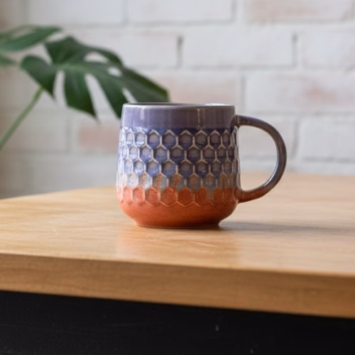 Tazza viola e rossa su un tavolo