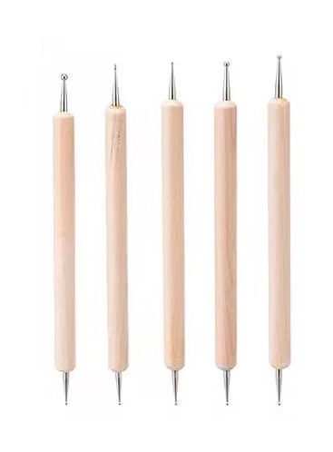 5 strumenti in legno con piccole punte tonde in metallo