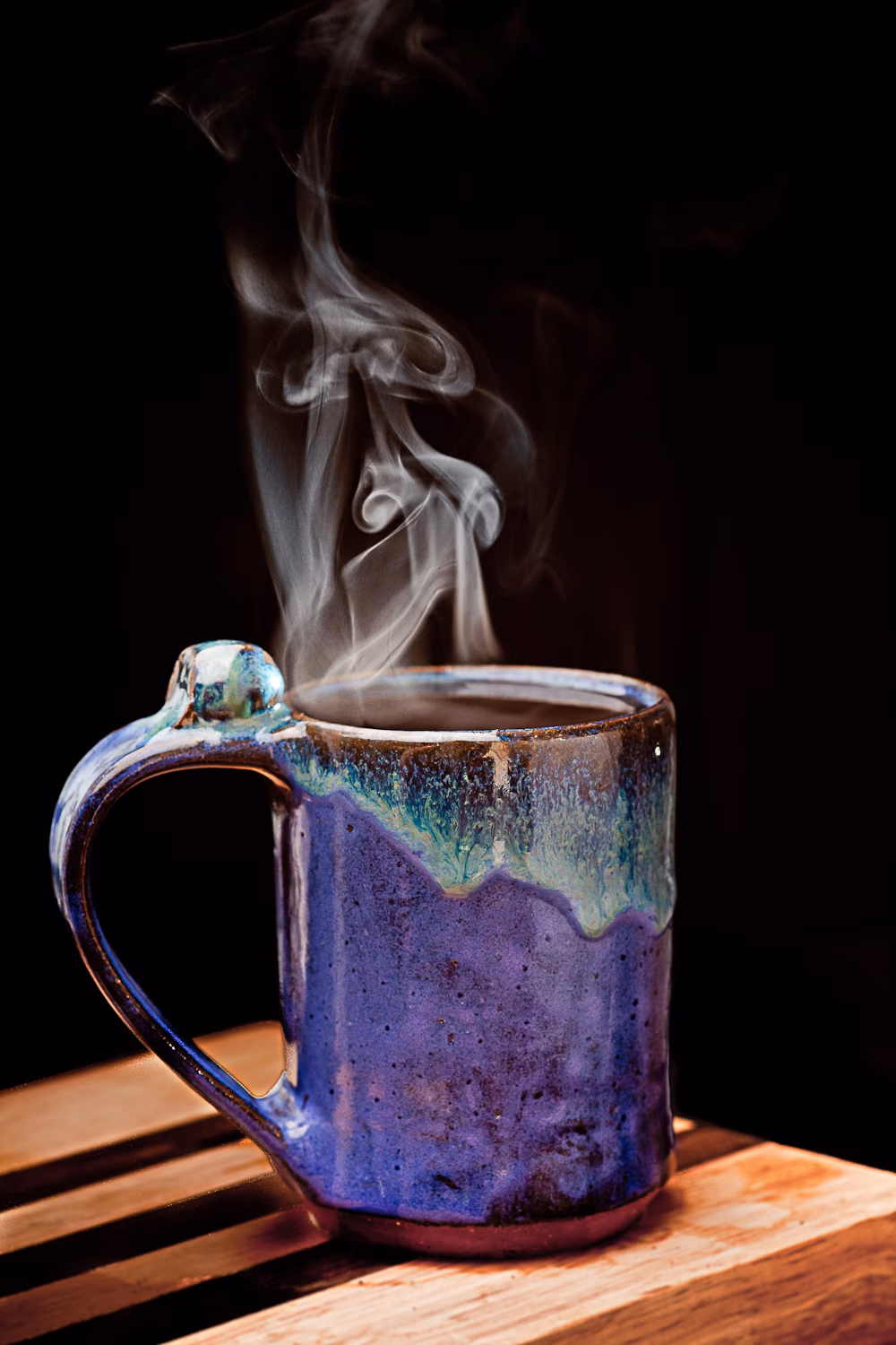Smalti Atossici e per Alimenti (MOCA): Guida alla Sicurezza delle Stoviglie in Ceramica Fatte a Mano 3 Tazza da caffè artigianale fumante in gres smaltato che dimostra la resistenza a shock termico e acidità