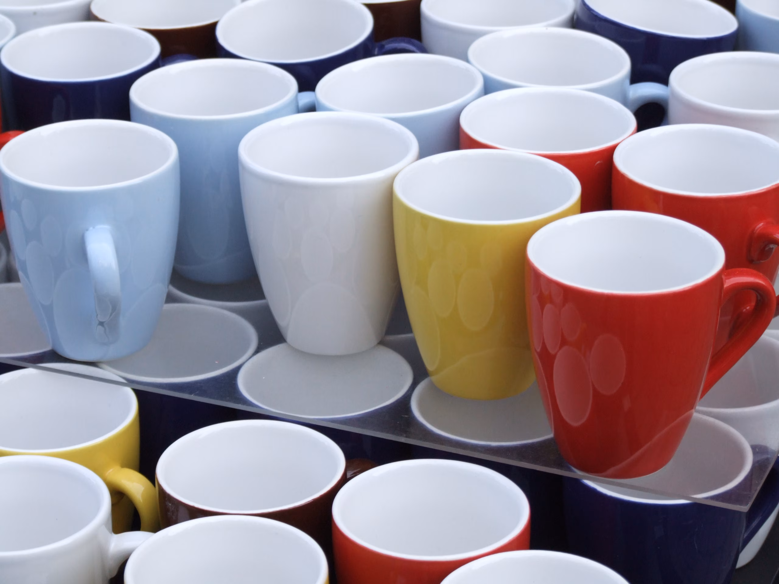Smalti Atossici e per Alimenti (MOCA): Guida alla Sicurezza delle Stoviglie in Ceramica Fatte a Mano 5 Set di tazze in ceramica colorata con interno bianco lucido conforme per alimenti
