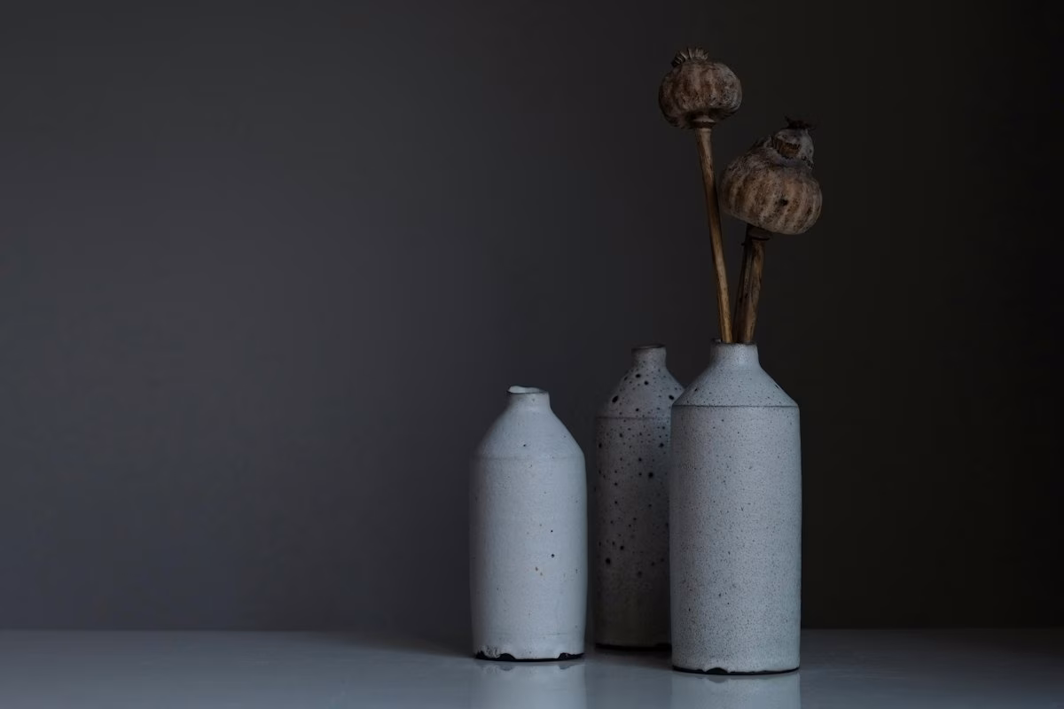 Guida alla Cottura della Ceramica: Temperature, Curve di Risalita e Differenza tra Biscotto e Secondo Fuoco 4 Manufatti e vasi in ceramica con superficie vetrificata e brillante dopo la seconda cottura a smalto