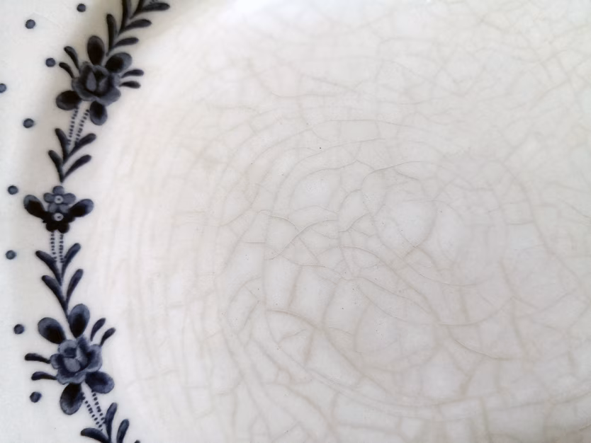 Difetti di Smaltatura della Ceramica: Come Riconoscere e Risolvere Cavillatura, Sfogliamento, Puntinature e Buchi di Spillo 3 Piatto in ceramica con difetto di cavillatura e craquelure accentuata che compromette l impermeabilità della superficie