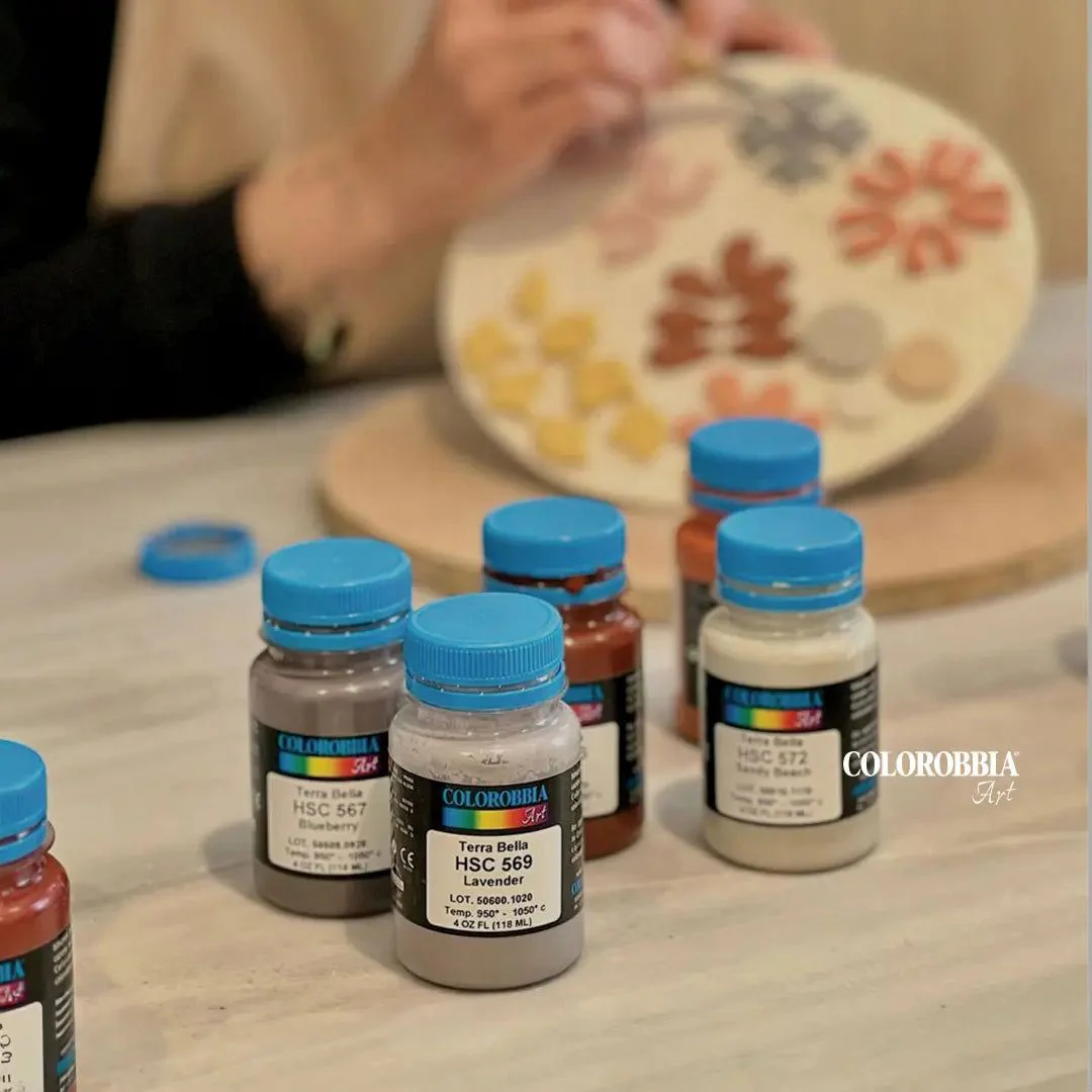 Manufatto ceramico artistico decorato con engobbi liquidi Colorobbia della serie HCO applicati a stato cuoio