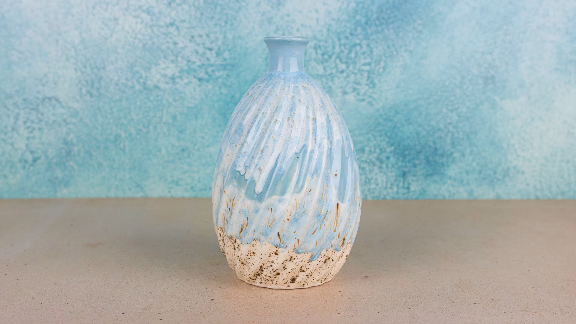 Smalti Mayco per Ceramica: Guida Completa a Stroke & Coat, Jungle Gems, Elements e Stoneware 5 Vaso scultoreo in gres ad alta temperatura con sovrapposizione di smalti Mayco Stoneware serie SW a colature reattive