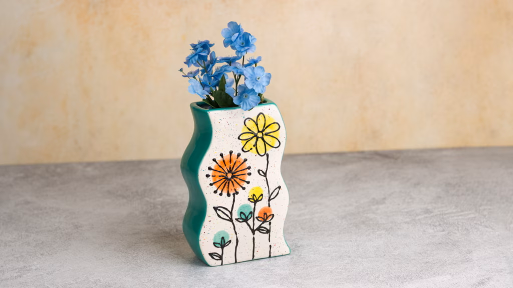 Smalti Mayco per Ceramica: Guida Completa a Stroke & Coat, Jungle Gems, Elements e Stoneware 2 Vaso in ceramica decorato a mano con smalti autovetrificanti Mayco Stroke and Coat a motivi floreali vivaci