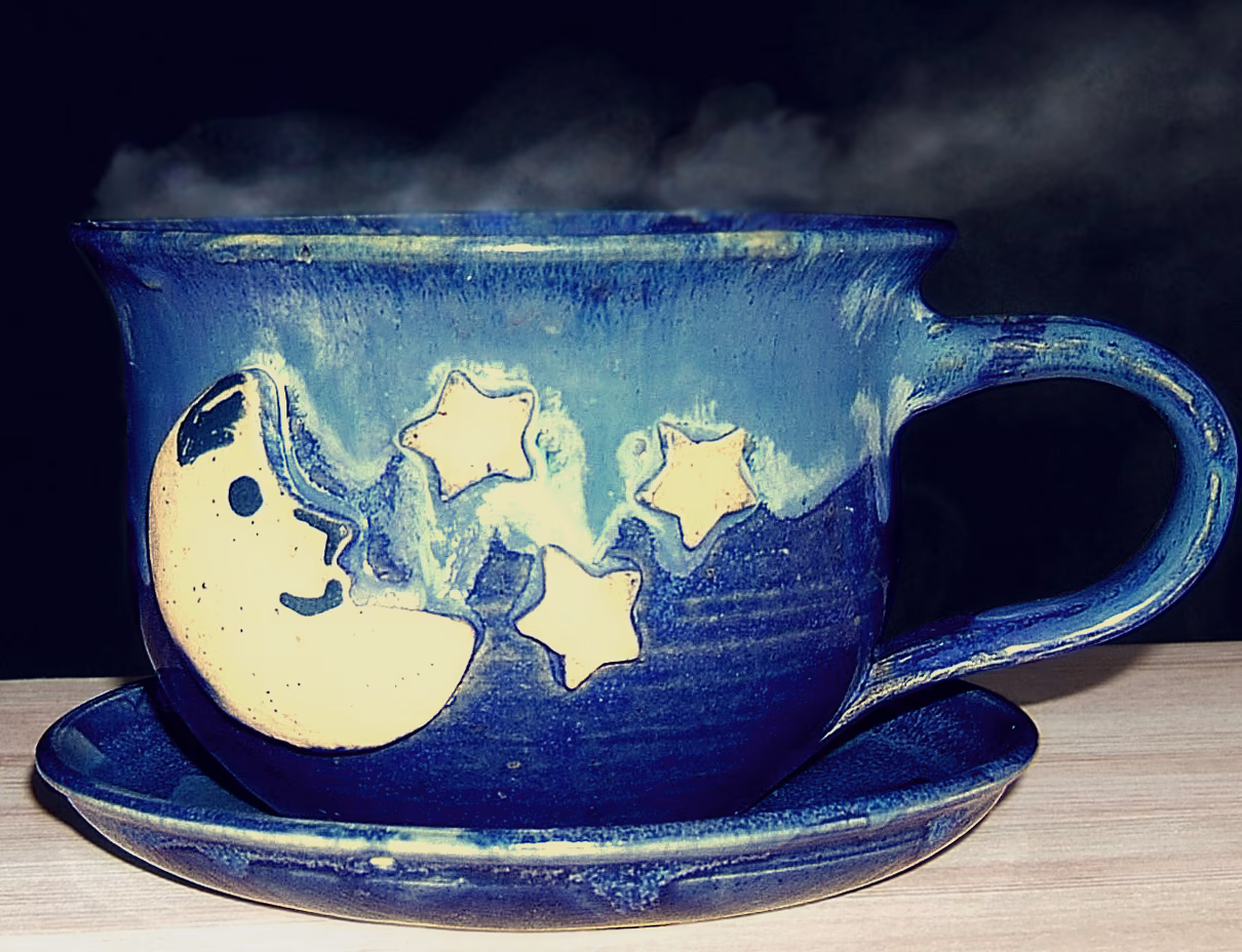 Tazza in ceramica fatta a mano rifinita con manico ergonomico a nastro realizzato con estrusore per argilla